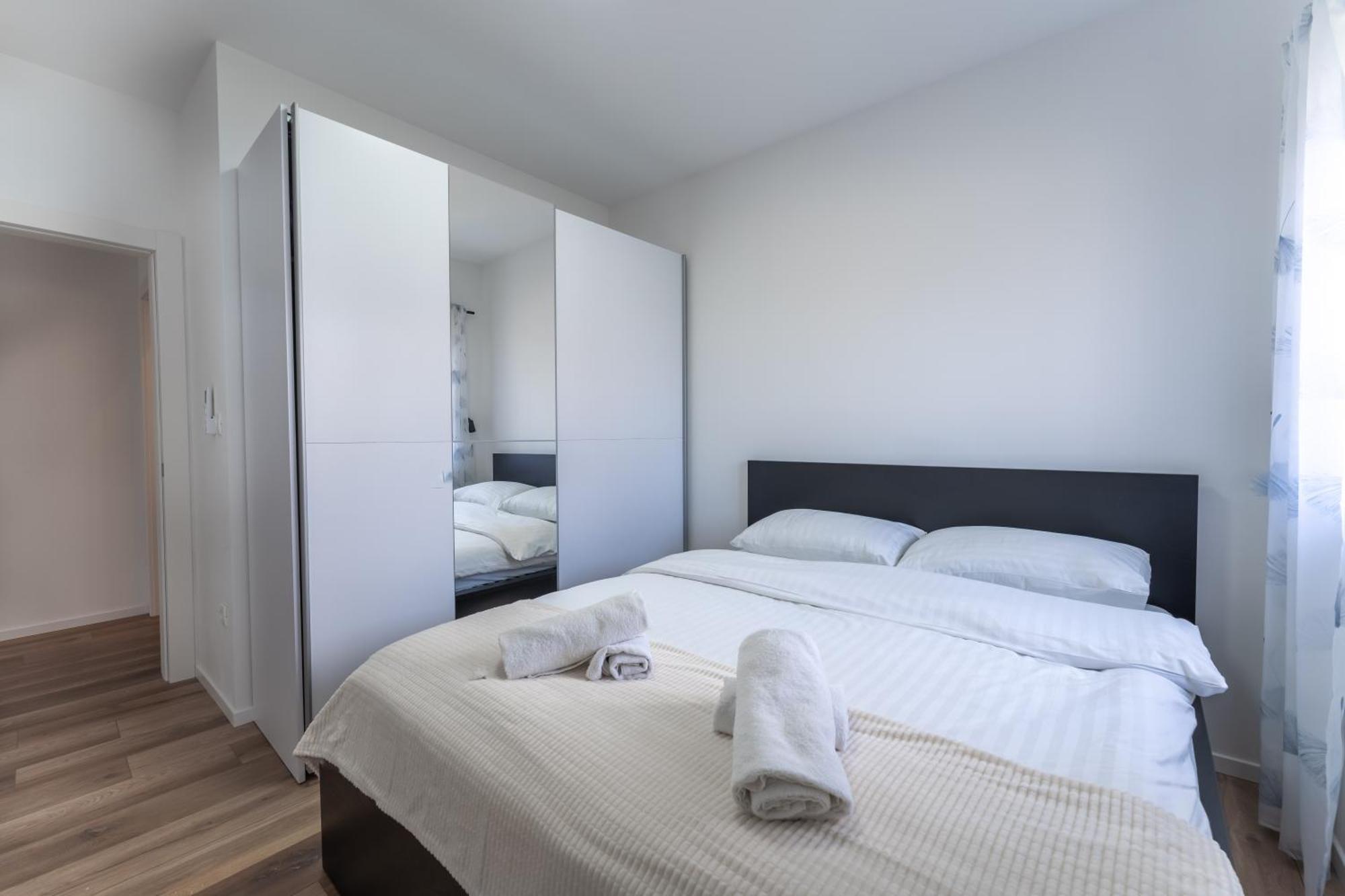 Bernie Apartments With A Pool Zadar Bagian luar foto