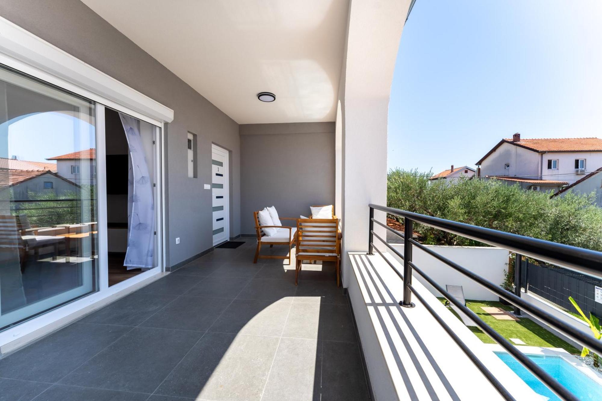 Bernie Apartments With A Pool Zadar Bagian luar foto