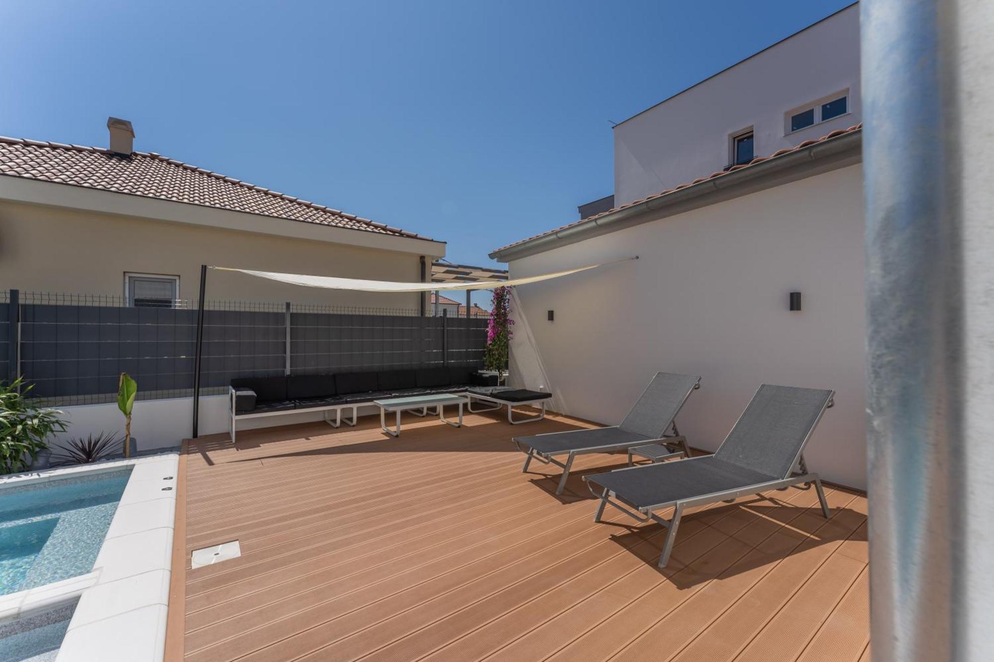 Bernie Apartments With A Pool Zadar Bagian luar foto