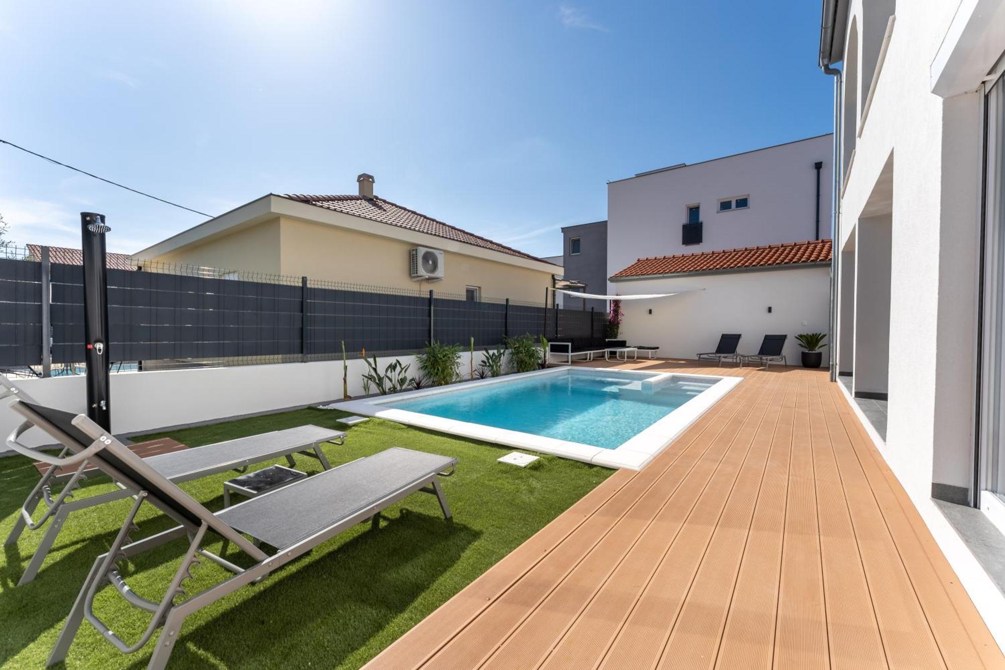 Bernie Apartments With A Pool Zadar Bagian luar foto